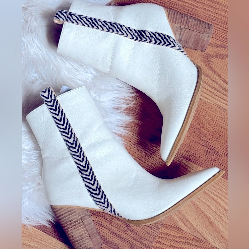 Oasis Society Womens Snakeskin Trim Side Zip Heel Booties Off White Size 8.5